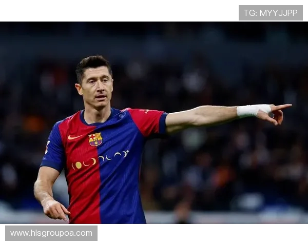 莱万再创辉煌带领球队勇夺冠军展现超级前锋风采 莱万再创辉煌带领球队勇夺冠军展现超级前锋风采