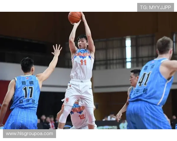 齐麟：从篮球新星到职业生涯的辉煌之路探索与成长的故事